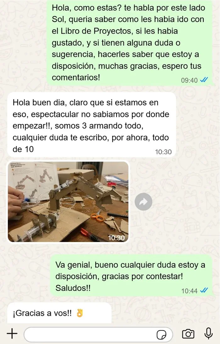 Mensaje de WhatsApp de tres personas construyendo juntas