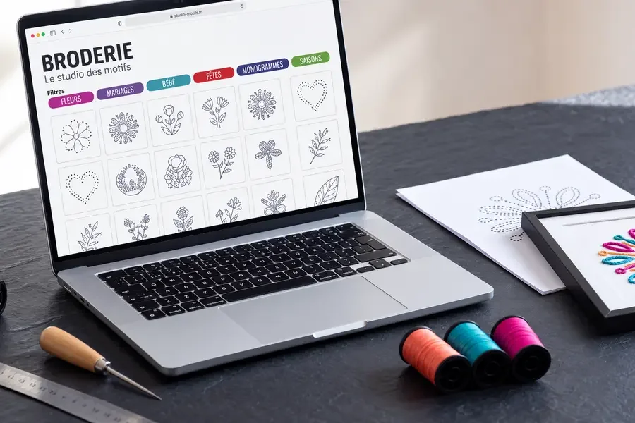 Le Studio de Motifs — l'appli PINHOLE ouverte sur un ordinateur portable, avec la bibliothèque de modèles et ses filtres