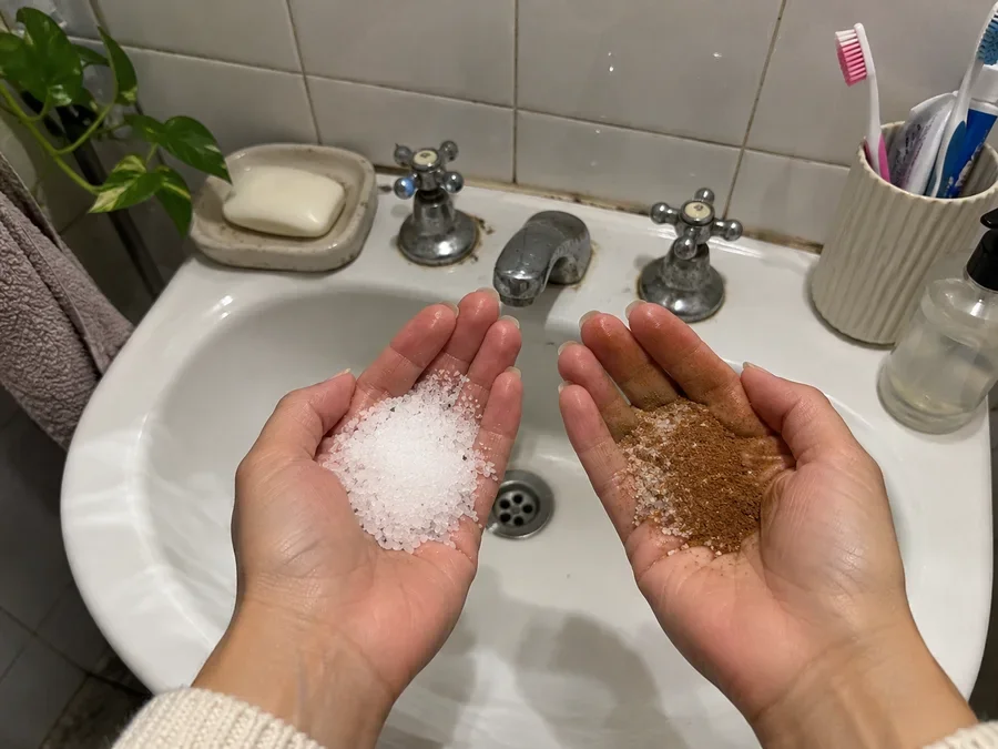 Manos con sal, canela y azúcar