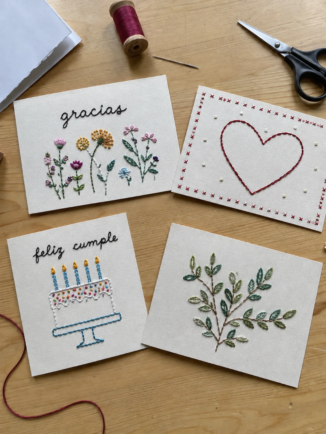Tarjeta bordada en papel terminada por una clienta del mega pack