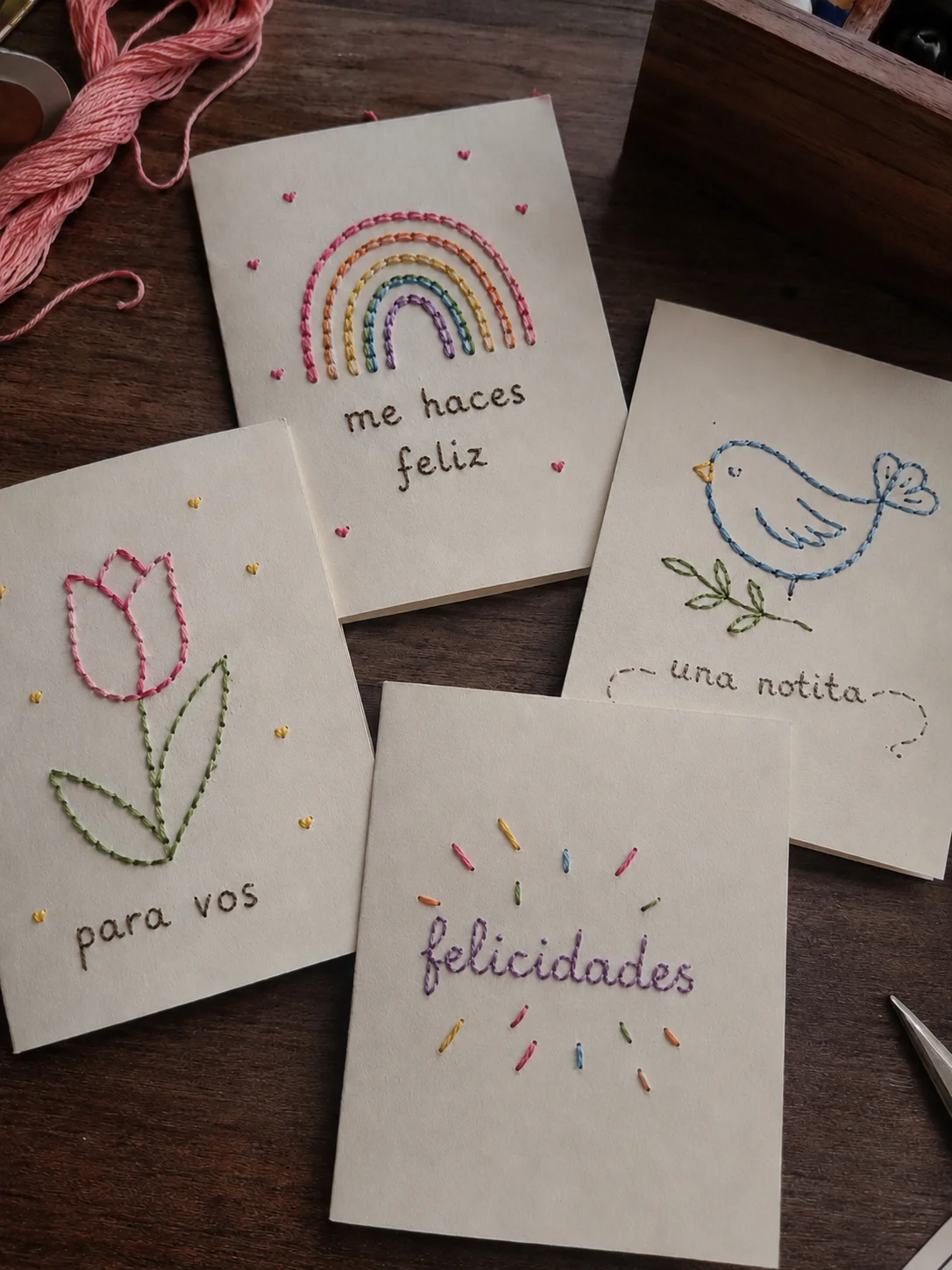 Tarjeta bordada hecha por una clienta con el Mega Pack Bordado Fácil