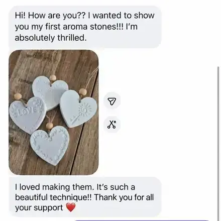 Foto de una clienta con sus primeros corazones Aroma Stone con texturas de encaje y flores