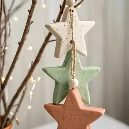 Formas de adornos navideños de arcilla polimérica sobre una superficie de madera