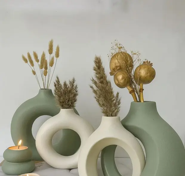 Jarrones decorativos de escayola en tonos verde salvia y marfil
