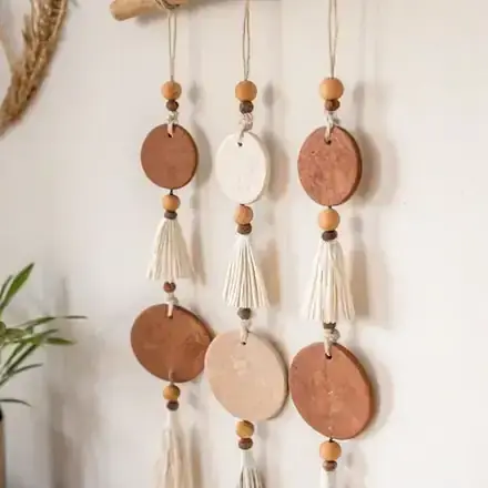Tapiz de pared moderno de arcilla con borlas y cuentas de madera