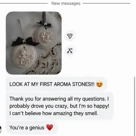 Mensaje de una clienta con sus primeros colgantes de hoja Aroma Stone hechos a mano y una nota de agradecimiento