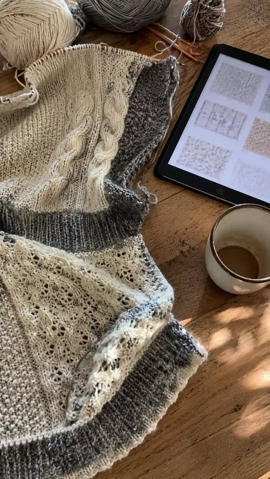 Prenda tejida con un patrón de la biblioteca